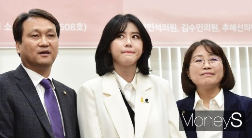 [머니S포토] 국회 방문 윤지오, 수많은 취재진에 '글썽글썽'