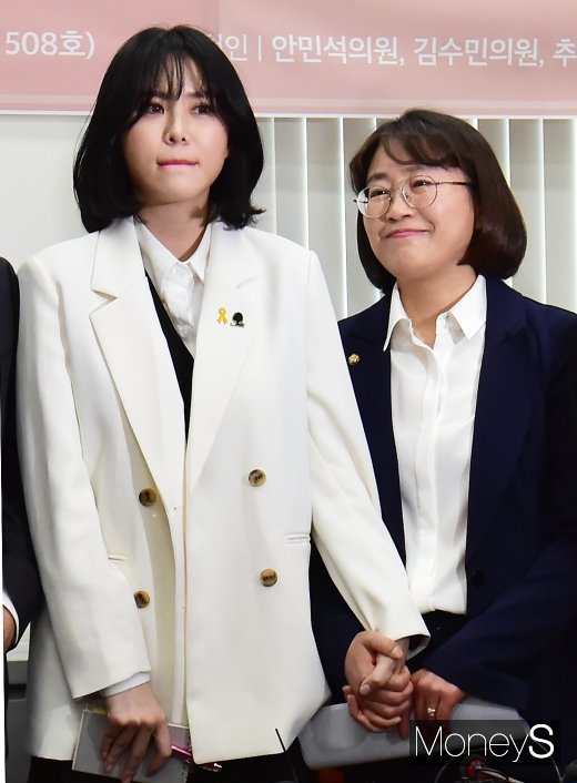 [머니S포토] 입술 꽉 깨문 윤지오