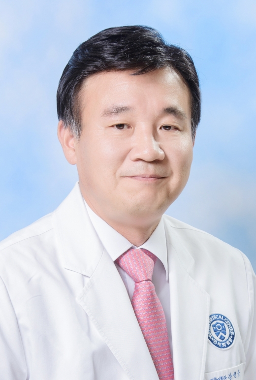 강성웅 강남세브란스병원 교수가 의료사각지대에 대한 관심을 인정받아 근정포장을 수상했다. /사진=강남세브란스병원
