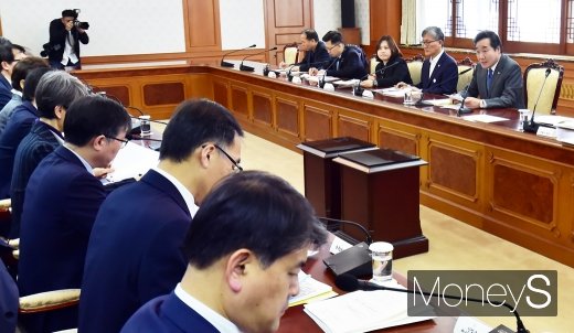 [머니S포토] 도시재생특위 주재하는 이낙연 총리