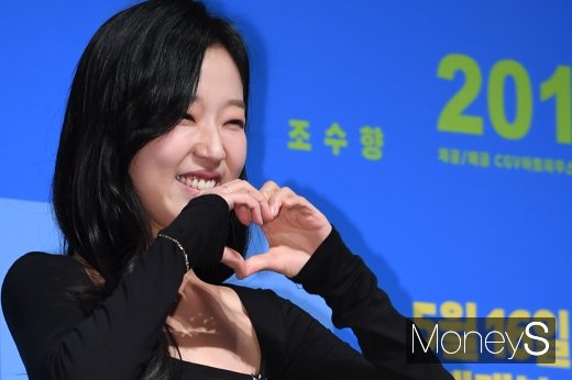[머니S포토] 조수향 '박혁권에게 보내는 하트'?