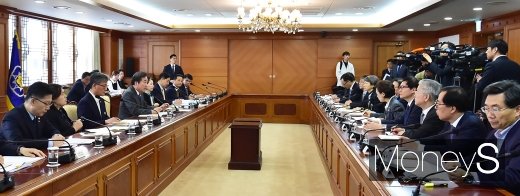 [머니S포토] 도시재생특위 주재하는 이낙연 총리