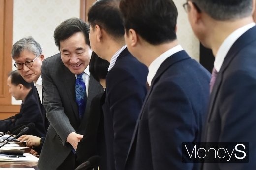 [머니S포토] 도시재생특위원과 인사 나누는 이낙연 총리