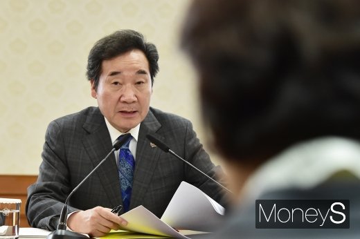 [머니S포토] 도시재생특위, 김현미 장관 바라보는 이낙연 총리