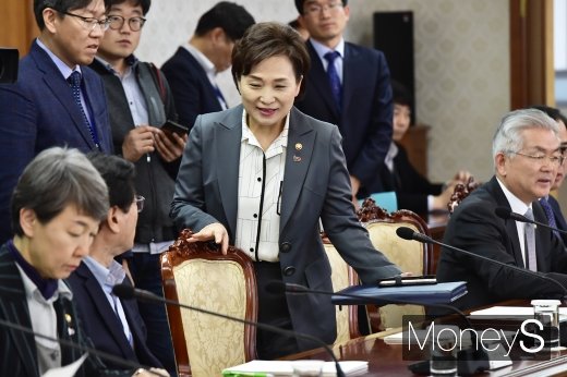 [머니S포토] 도시재생특위 참석한 김현미 국토부 장관