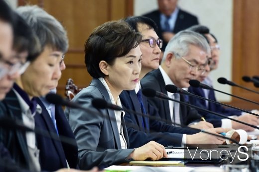 [머니S포토] 도시재생특위, 총리 발언 경청하는 김현미 장관