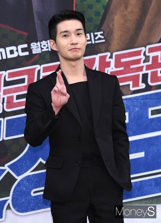 [머니S포토] 류덕환 '무심한 듯 시크한 하트'