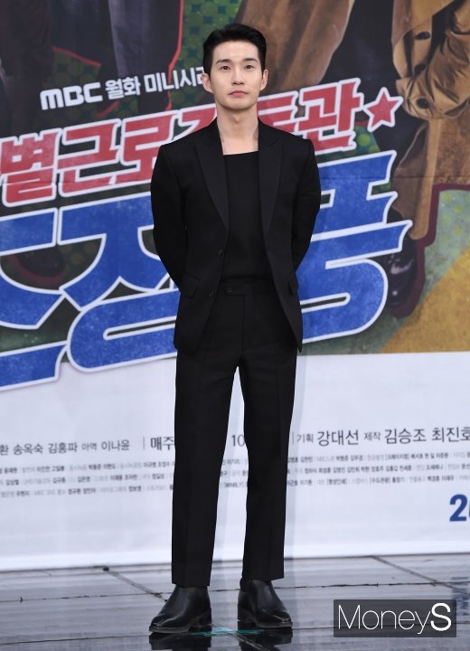 [머니S포토] 류덕환, 깔끔한 올블랙 패션