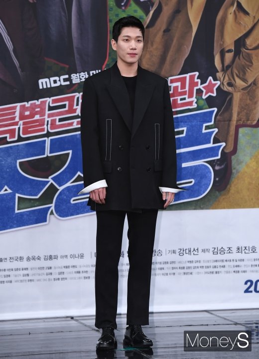 [머니S포토] 김경남, 모델 뺨치는 비율