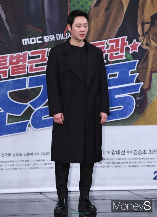 [머니S포토] 김동욱, 저승차사 연상시키는 패션