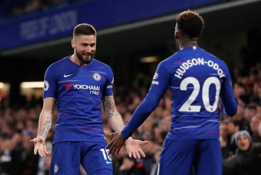 지난 4일 영국 런던 스탬포드 브리지에서 열린 2018-2019시즌 EPL 32라운드 경기에서  선제골을 넣은 후 기뻐하고 있는 첼시의 올리비에 지루(왼쪽)와 칼럼 허드슨-오도이. /사진=로이터