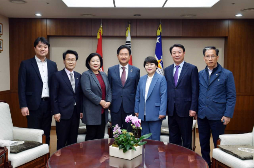 조명자 회장 등 군지련 임원진, '국방부에 군소음 피해 대책 촉구'. / 사진제공=수원시의회