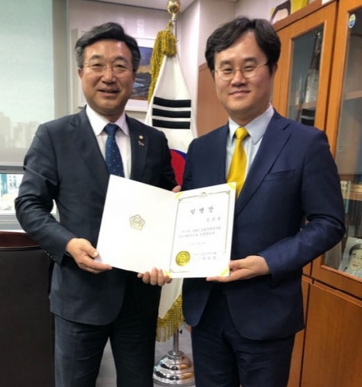 국회 입법정책연구회(회장 윤호중 민주당 사무총장, 왼쪽)가 경남 양산 출신 김성훈 전 경남도의원을 상임부회장에 임명했다./사진제공=입법정책연구회