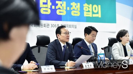 [머니S포토] 고교 무상교육 시행 당정청, 모두발언하는 홍영표
