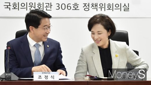 [머니S포토] 고교무상교육 당정청, 담소 나누는 조정식-유은혜