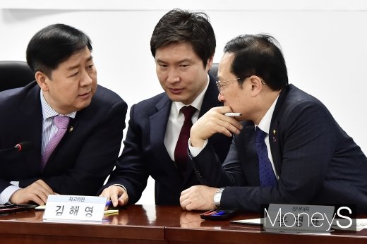 [머니S포토] 고교무상교육 시행 재정관련 의견 나누는 홍영표-김해영-구윤철