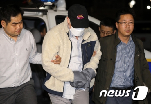 마약류 투약 혐의로 체포된 방송인 하일(로버트 할리·60)씨가 9일 오전 경기도 수원시 영통구 수원남부경찰서에서 조사를 마치고 수감을 위해 압송되고 있다. /사진=뉴스1