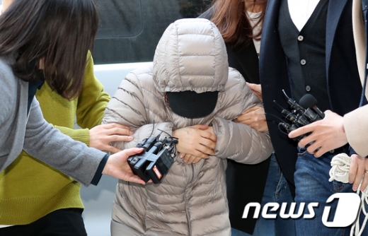 14개월 영아를 학대하는 등 아동복지법 위반 혐의를 받는 김 모씨(58세)가 8일 오전 서울 양천구 서울남부지방법원에서 열리는 구속 전 피의자 심문(영장실질심사)에 출석하고 있다. /사진=뉴스1
