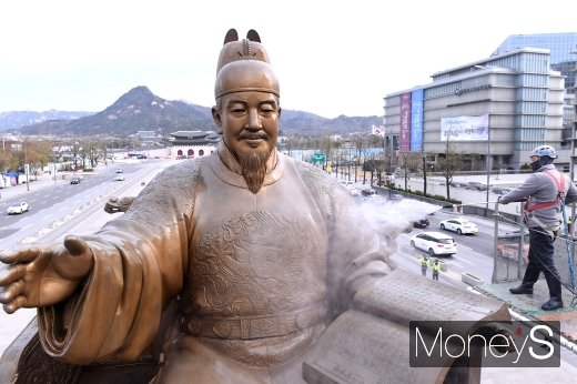 [머니S포토] 봄맞이 샤워하는 세종대왕상