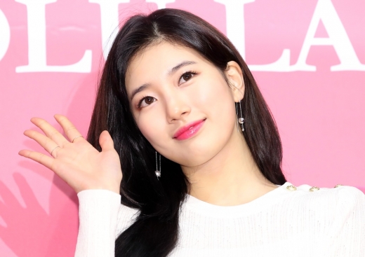 배우 수지가 22일 오후 서울 갤러리 원에서 열린 코스메틱 브랜드 랑콤 행사에 참석해 포즈를 취하고 있다. /사진=뉴스1 DB
