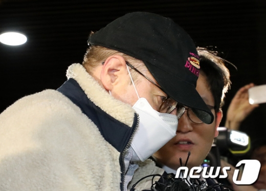 마약류 투약 혐의로 체포된 방송인 하일씨(로버트 할리·60)가 9일 오전 경기도 수원시 영통구 수원남부경찰서에서 조사를 마치고 수감을 위해 압송되고 있다. /사진=뉴스1