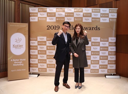 2019코틀러 어워드에서 마케팅 이노베이션 상을 수상한 종근당건강 마케팅팀 박제현 이사와 장은영 대리/사진=종근당건강