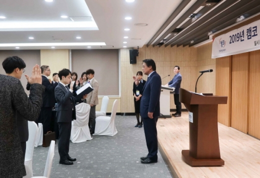 캠코가 4월 5일 캠코양재타워에서 개최한 2019년 캠코 고문변호사 위촉식 및 청렴 서약식에서 고문변호사 등 관계자들이 반부패ㆍ청렴문화 정착을 위한 서약을 하고 있다./사진제공=캠코
