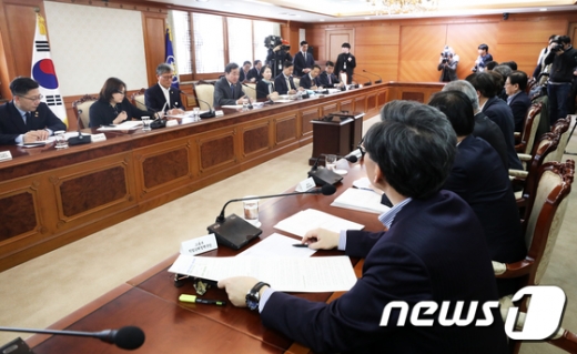 이낙연 국무총리가 8일 오후 서울 세종대로 정부서울청사에서 열린 도시재생특별위원회에서 모두발언을 하고 있다. /사진=뉴스1