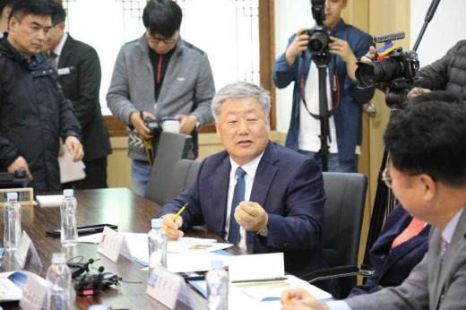 안성시(시장 우석제)는 지난 8일 고농도 미세먼지로 인한 근본적인 대책을 마련하기 위해 경기남부권 6개시(안성·평택·화성·이천·오산·여주) 단체장 회의에 참석하여 대외 협력을 강화하고, 안성시를 방문한 조명래 환경부장관에게 안성시 현안사항을 건의했다고 밝혔다. / 사진제공=안성시