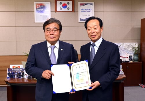 이병훈 광주광역시 문화경제부시장이 9일 오전 시청 3층 문화경제부시장실에서 나성화 경제고용진흥원장에서 임명장을 전달하고 있다./사진제공=광주광역시