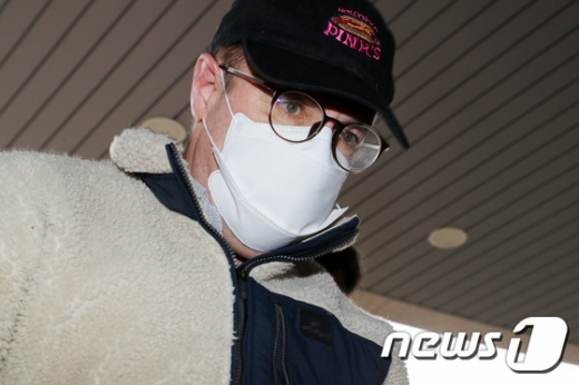 마약류 투약 혐의로 체포된 방송인 하일씨(로버트 할리·60)가 9일 오전 경기도 수원시 장안구 경기남부지방경찰청에서 조사를 위해 압송되고 있다. /사진=뉴스1