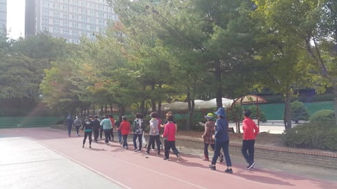 2018년 군포시 중앙공원에서 진행된 건강걷기교실 현장. / 사진제공=군포시