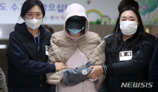  '마약 투약 혐의'로 체포된 남양유업 창업주의 외손녀 황하나씨가 지난 6일 오후 경기 수원남부경찰서에서 구속 전 피의자심문(영장실질심사)를 받기 위해 법원으로 향하고 있다. /사진=뉴시스 