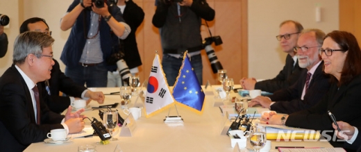 이재갑 고용노동부 장관이 9일 오전 서울 중구 롯데호텔 피콕룸에서 세실리아 말스트롬 유럽연합 집행위원회 통상담당 집행위원과 면담을 하고 있다. /사진=뉴시스