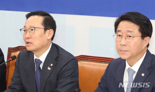9일 더불어민주당 원내대책회의에서 홍영표 원내대표가 모두발언을 하고 있다. /사진=뉴시스