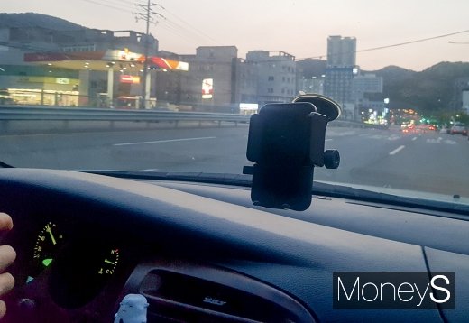 내비게이션 없이 운전하는 모습. /사진=심혁주 기자