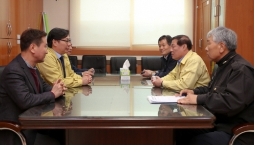 이화영 경기도 평화부지사가 정만호 강원도경제부지사를 만나 피해복구지원방안을 논의했다. / 사진제공=경기도