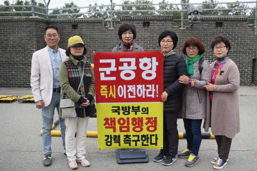 수원화성 군공항 이전을 촉구하는 군공항이전 수원시민협의회의 1인 시위가 지난 9일로 1년을 맞았다. / 사진제공=수원시