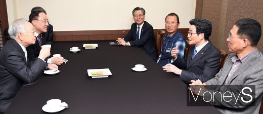 ▲손경식 한국경영자총협회 회장(왼쪽부터), 홍 부총리, 성윤모 산업통상자원부 장관, 김명환 민주노총 위원장, 이목희 대통령 직속 일자리위원회 부위원장, 김주영 한국노총 위원장.