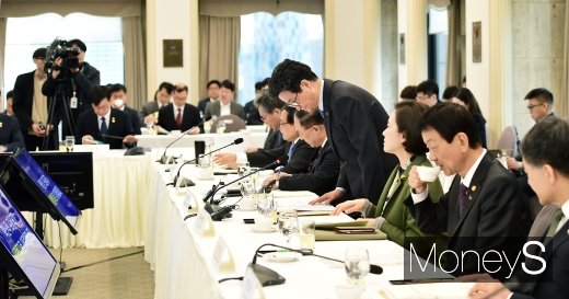 [머니S포토] 일자리위원회 인사하는 이목희 부위원장