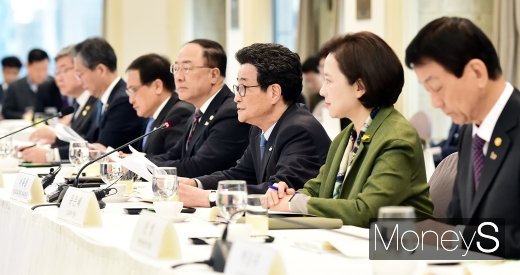 [머니S포토] 제10차 일자리위원회 주재하는 이목희 부위원장