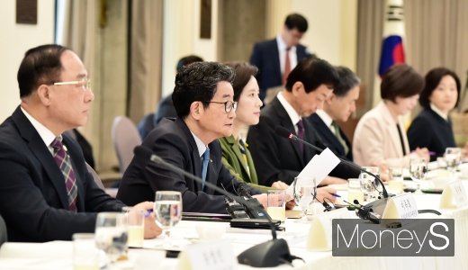 [머니S포토] 일자리 창출 입 뗀 이목희