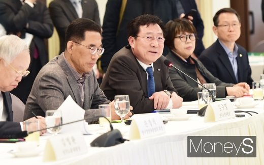 [머니S포토] 취임 후 첫 일자리위원회 참석한 김기문 중기중앙회장
