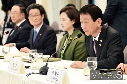 [머니S포토] 진영 행안부 장관, 일자리위원회 첫 참가