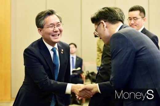 [머니S포토] 민관합동 수출전략조정회의 참석한 성윤모 장관