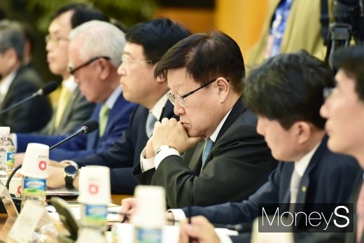 [머니S포토] 생각에 잠긴 김영주 무역협회장