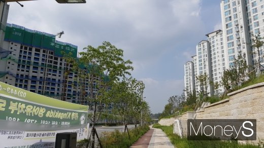 지난 2016년 위례신도시의 입주가 끝난 한 아파트단지(오른쪽)와 길 건너 공사가 한창이던 또 다른 단지 모습. /사진=김창성 기자
