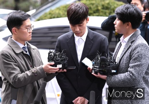 [머니S포토] 고개 숙인 로이킴