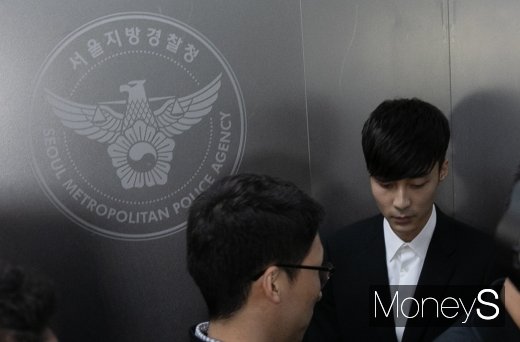 [머니S포토] '음란물 유포 혐의' 로이킴, 경찰 조사실로