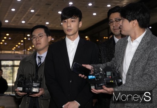 [머니S포토] 로이킴, 묵묵부답